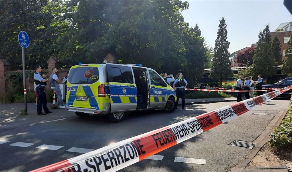 Die Polizei hat den Bereich des Schusswechsels abgesperrt.