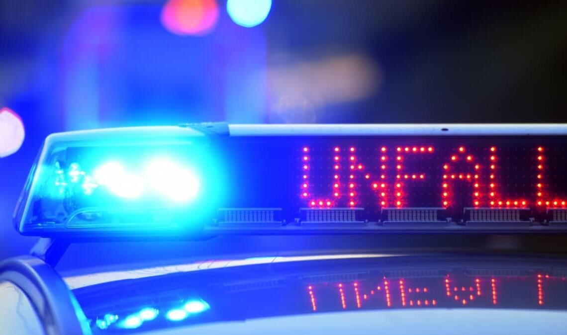 Die Polizei hat die Bundesstraße 2 in Bayern nach einem tödlichem Unfall komplett gesperrt.