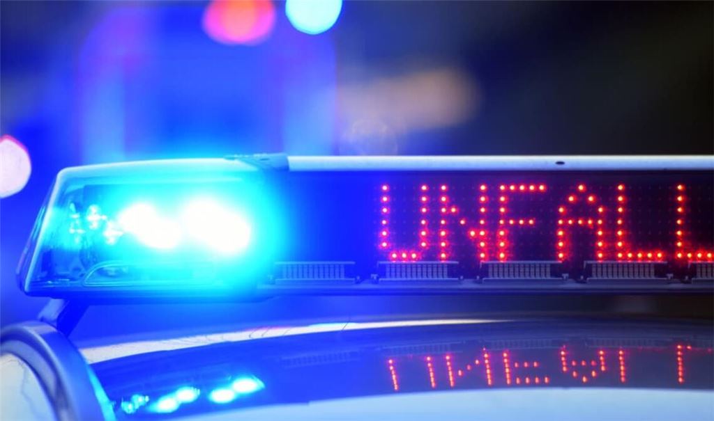 Die Polizei hat die Bundesstraße 2 in Bayern nach einem tödlichem Unfall komplett gesperrt.
