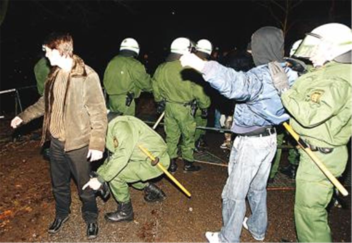 Die Polizei hat die rechte Szene in der Region im Visier. Unser Archivfoto zeigt die Zugangskontrollen zur Mahnwache des Freundeskreises Ein Herz für Deutschland auf dem Wartberg am Jahrestag der Bombardierung Pforzheims. Archivfoto: Kollros