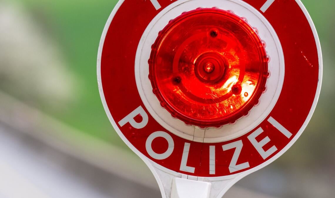 Die Polizei hat ein Auto gestoppt, in dem Kinder im Kofferraum mitfuhren (Symbolfoto).