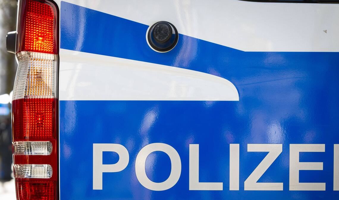 Die Polizei hat einen Lkw-Fahrer aus dem Verkehr gezogen, der mit 3,7 Promille unterwegs war (Archivbild).