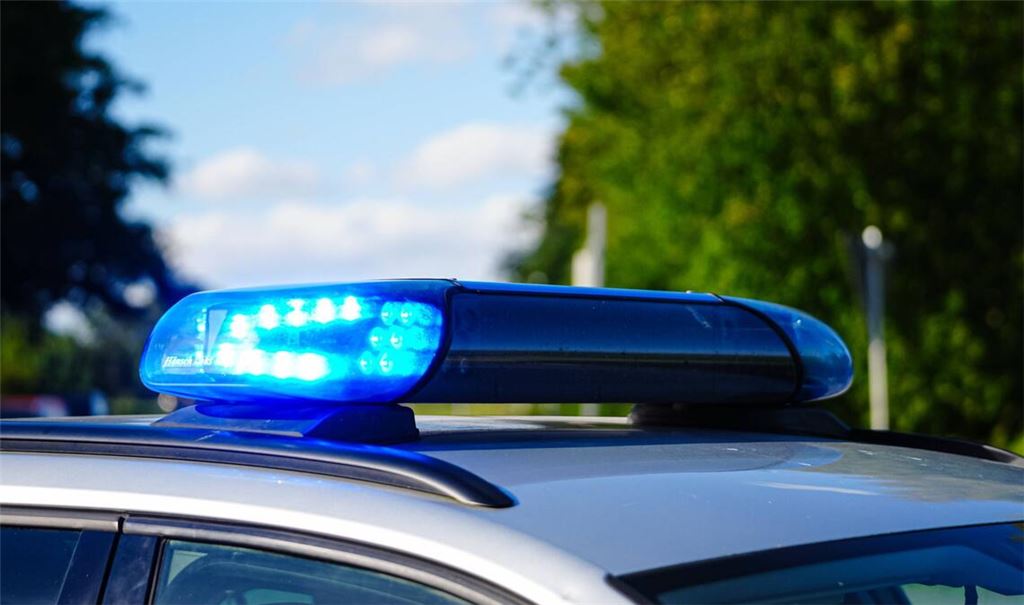 Die Polizei hat einen Mann festgenommen, der mit einem Metallpfosten eine Frau verletzt haben soll (Symbolfoto).