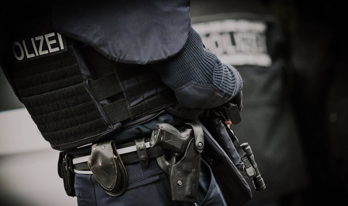 Die Polizei hat mit rund einem Dutzend Streifenwagen in der Pforzheimer Innenstadt nach einem Tatverdächtigen gesucht. Offenbar war in der Innenstadt ein Streit eskaliert (Symbolfoto).