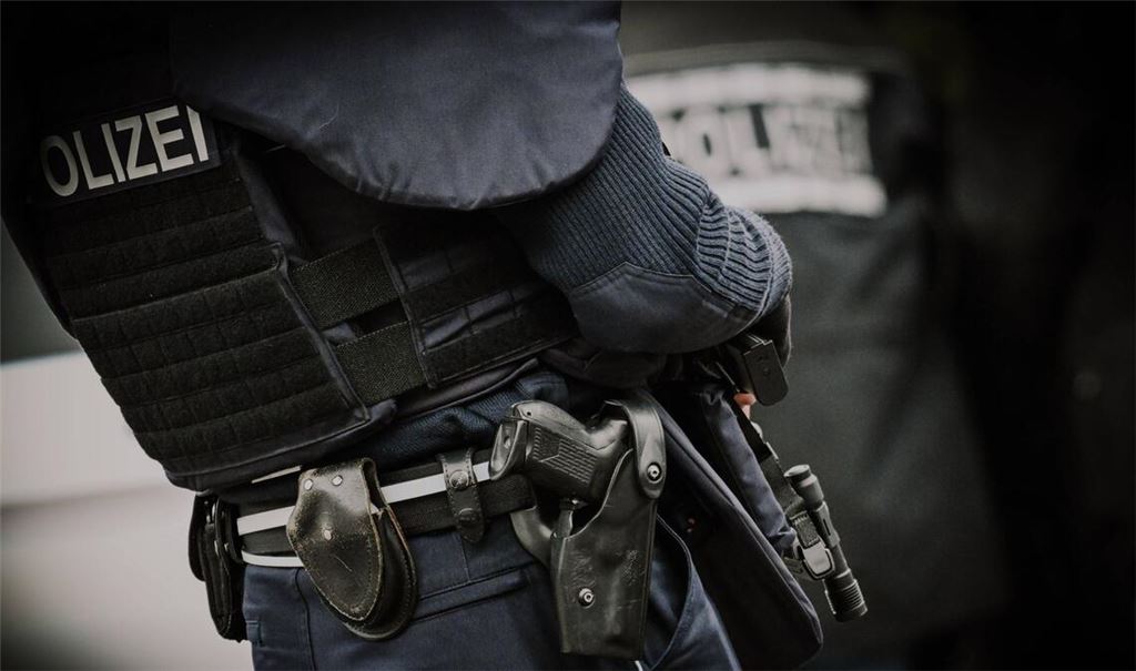 Die Polizei hat mit rund einem Dutzend Streifenwagen in der Pforzheimer Innenstadt nach einem Tatverdächtigen gesucht. Offenbar war in der Innenstadt ein Streit eskaliert (Symbolfoto).