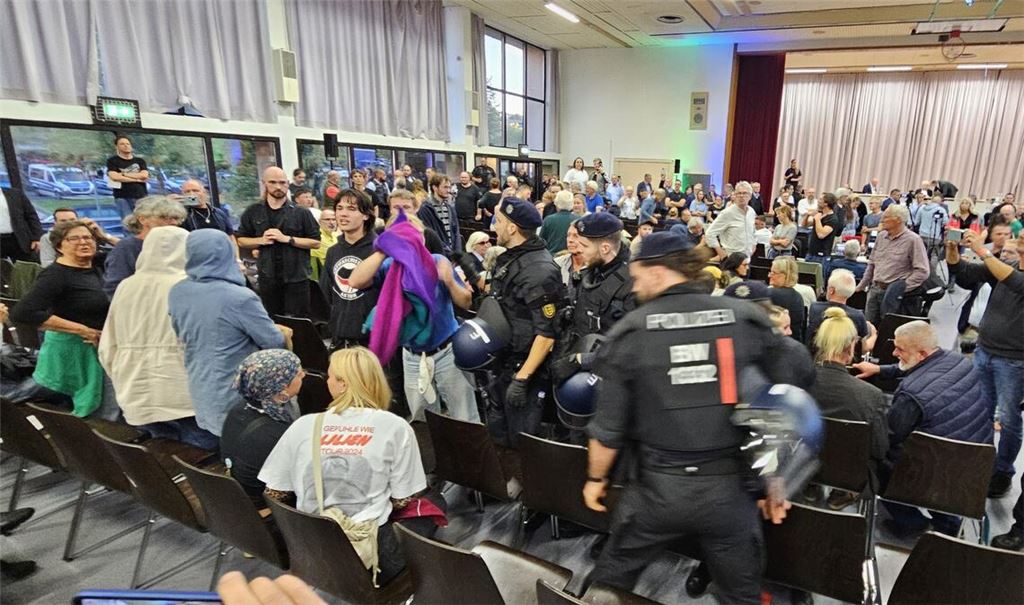 Die Polizei hat zu Beginn des Streitgesprächs Störer aus dem Saal geführt.