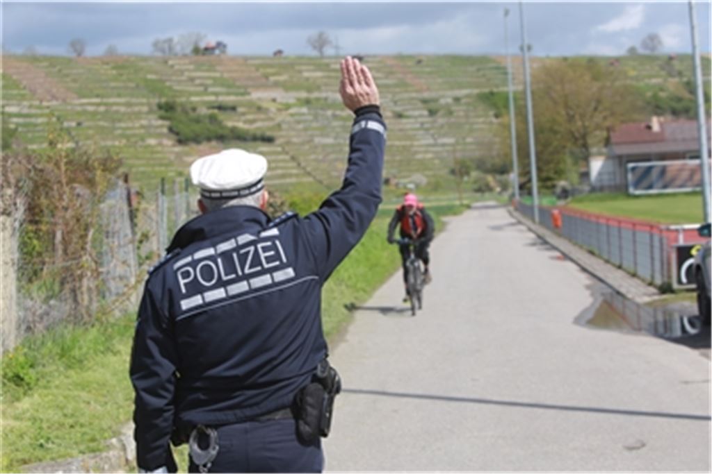 Die Polizei – hier eine Szene einer früheren Kontrolle im Mühlhäuser Enztal – richtet ihren Fokus verstärkt auf die Sicherheit und das richtige Verhalten von Radlern, die sich nicht immer an die Regeln halten.Foto: Archiv