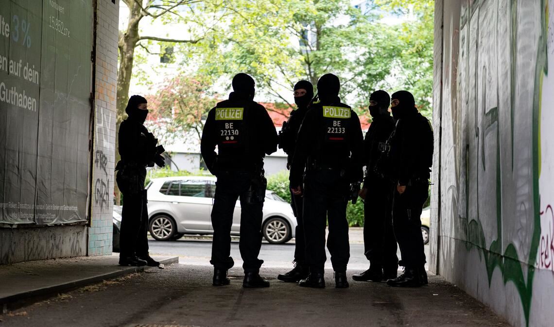 Die Polizei in Berlin durchsucht zahlreiche Wohnungen und nimmt Verdächtige fest wegen Erpressung, illegalen Waffenbesitzes und Bandenkriminalität.