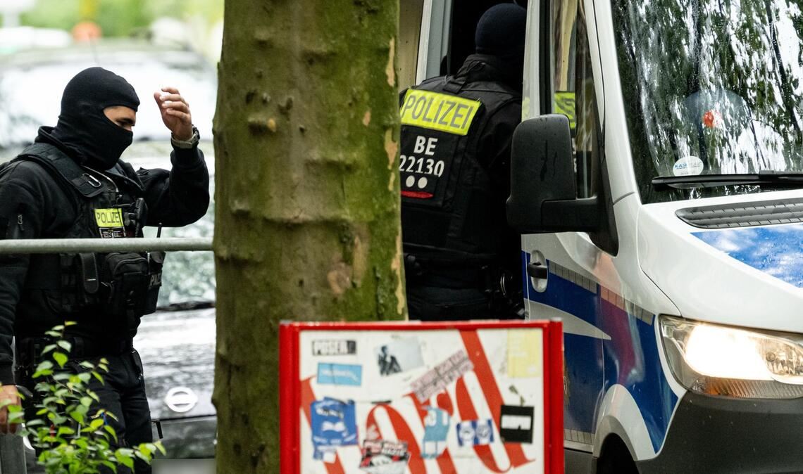 Die Polizei in Berlin geht mit einer Razzia gegen illegalen Waffenbesitz und Bandenkriminalität vor.