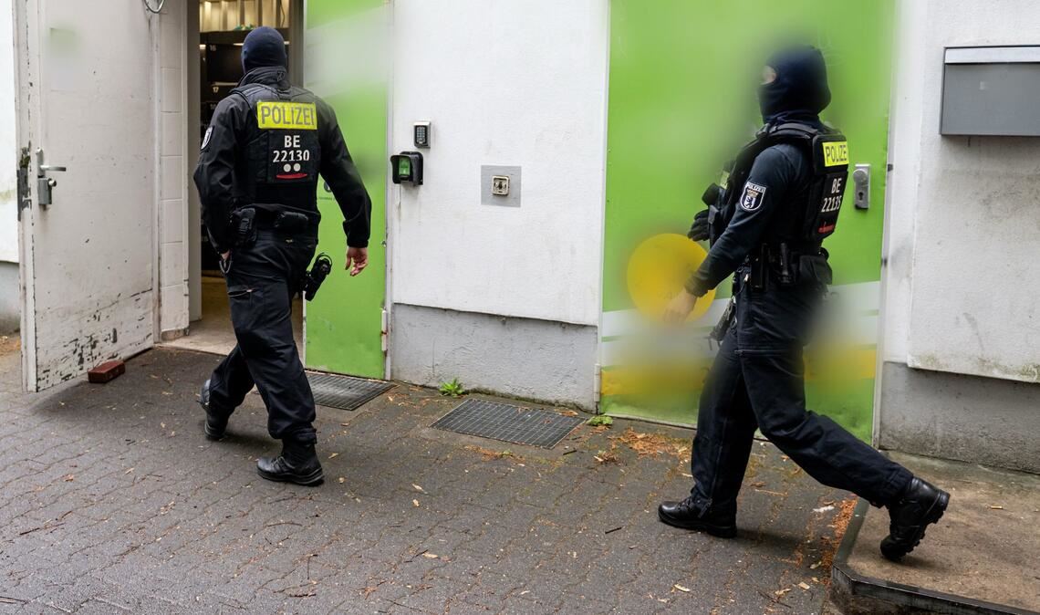 Die Polizei in Berlin geht mit einer großen Razzia gegen illegalen Waffenbesitz, Erpressung und Bandenkriminalität vor.