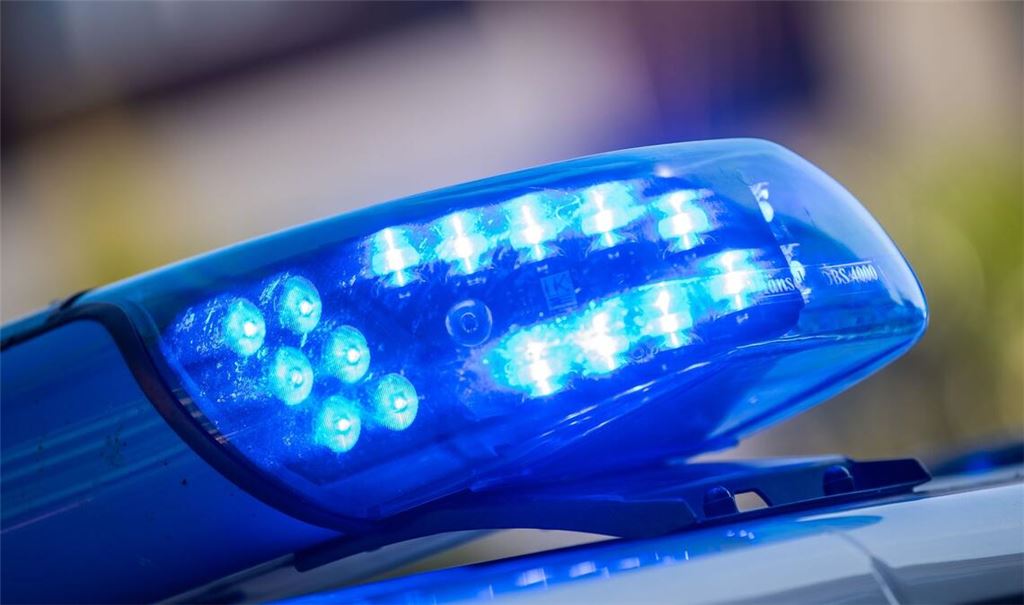 Die Polizei in Dresden ermittelt gegen den Betreiber einer Seilrutsche, von der ein Jugendlicher acht Meter in die Tiefe abgestürzt ist.