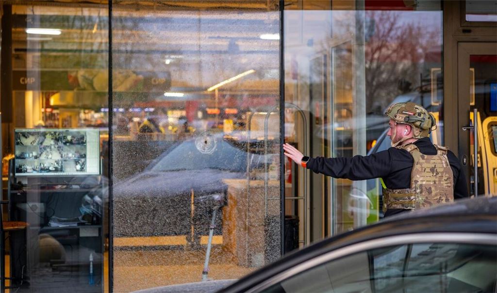 Die Polizei in Kiew hat den Täter, der mindestens sechs Menschen getötet haben soll, erschossen.