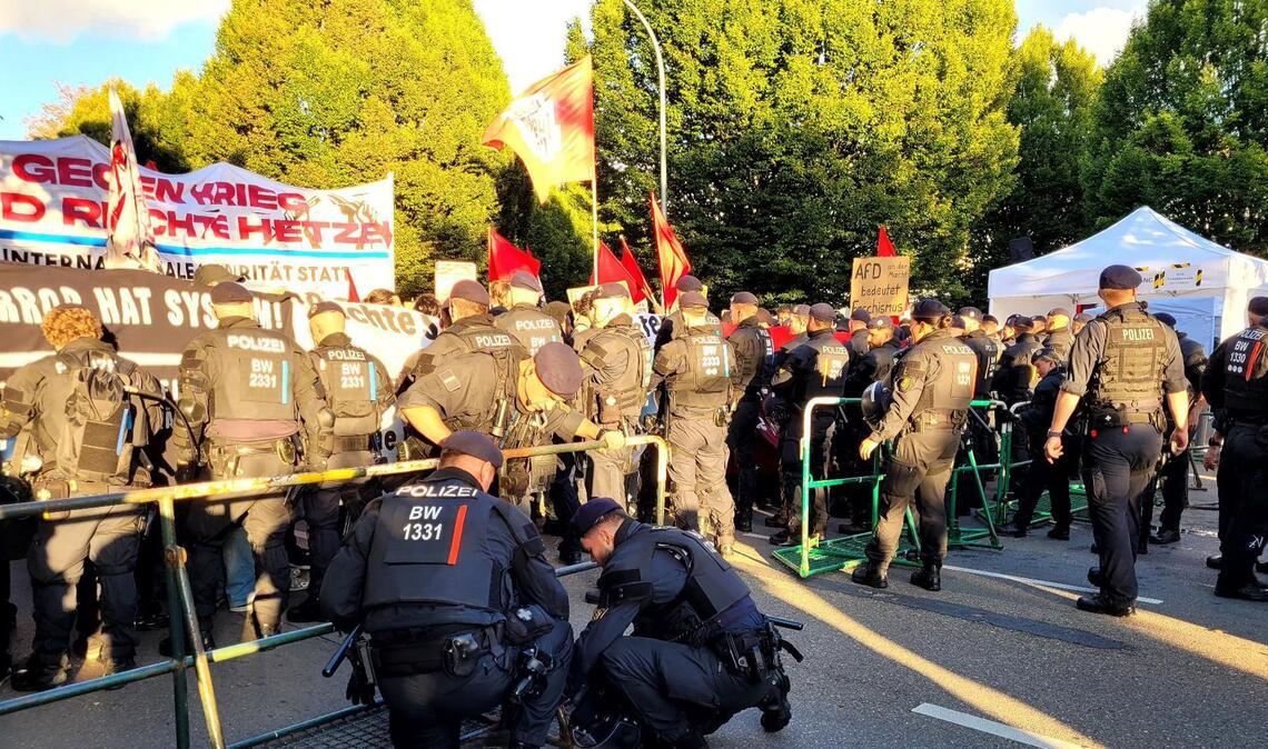 Die Polizei installiert zusätzliche Gitter.
