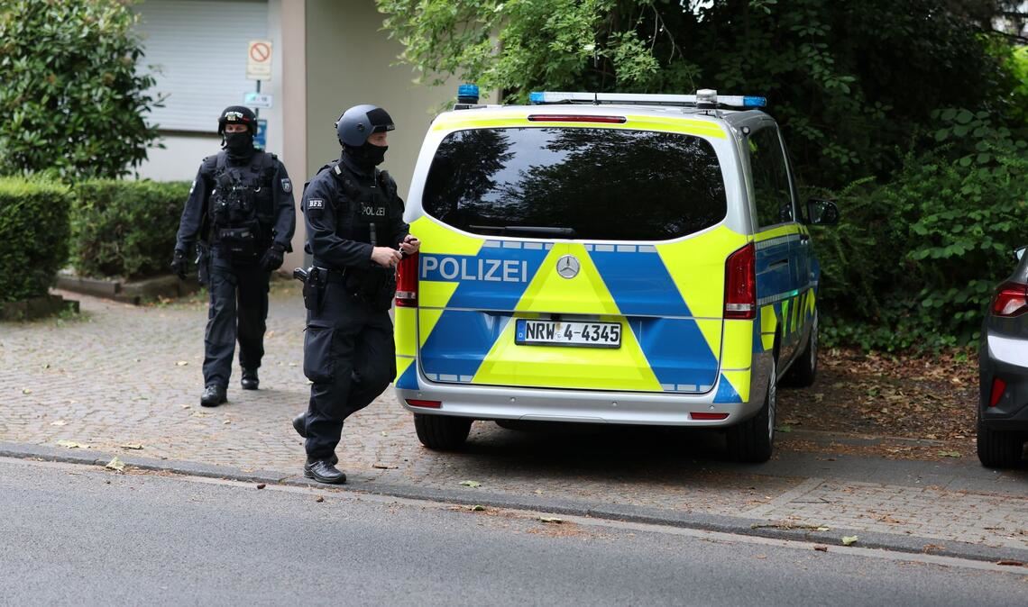 Die Polizei ist am frühen Morgen in Leverkusen im Einsatz.