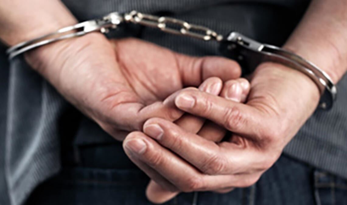 Die Polizei kann den Mann nach dem Angriff festnehmen. Symbolfoto: Brian Jackson/stock.adobe.com