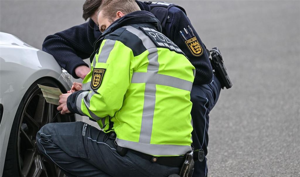 Die Polizei kontrollierte in Freiburg getunte Autos. (Symbolbild)