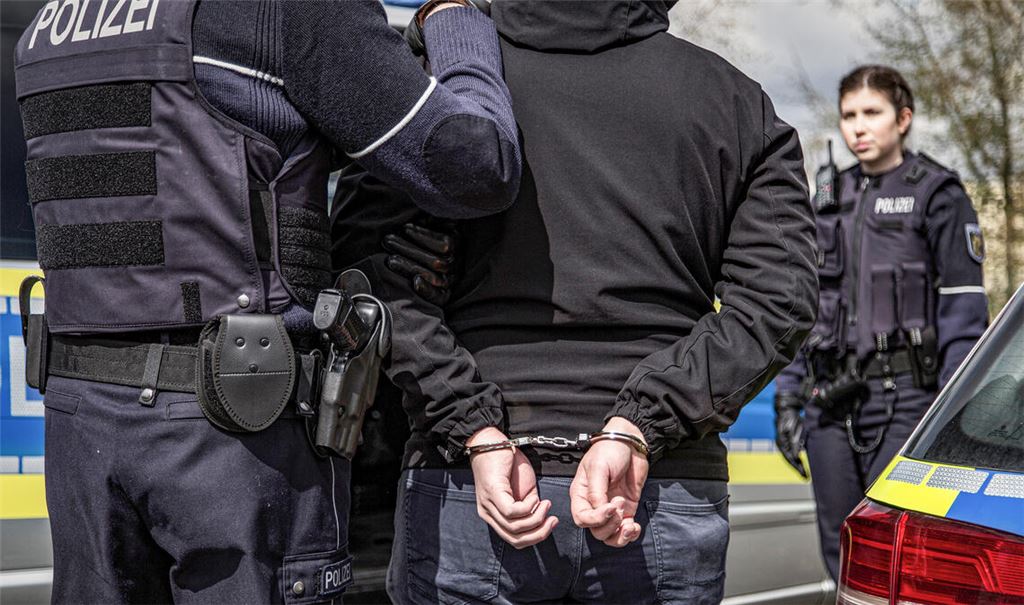 Die Polizei muss sich verstärkt mit Tätern beschäftigen, die mit Körperverletzungsdelikten immer wieder in Erscheinung treten. Symbolfoto: PropCop Effects - stock.adobe.com