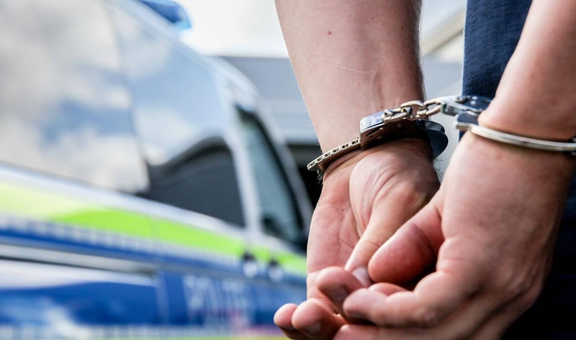 Die Polizei nahm den Mann fest, als er in einem Bus einreisen wollte. (Symbolfoto)