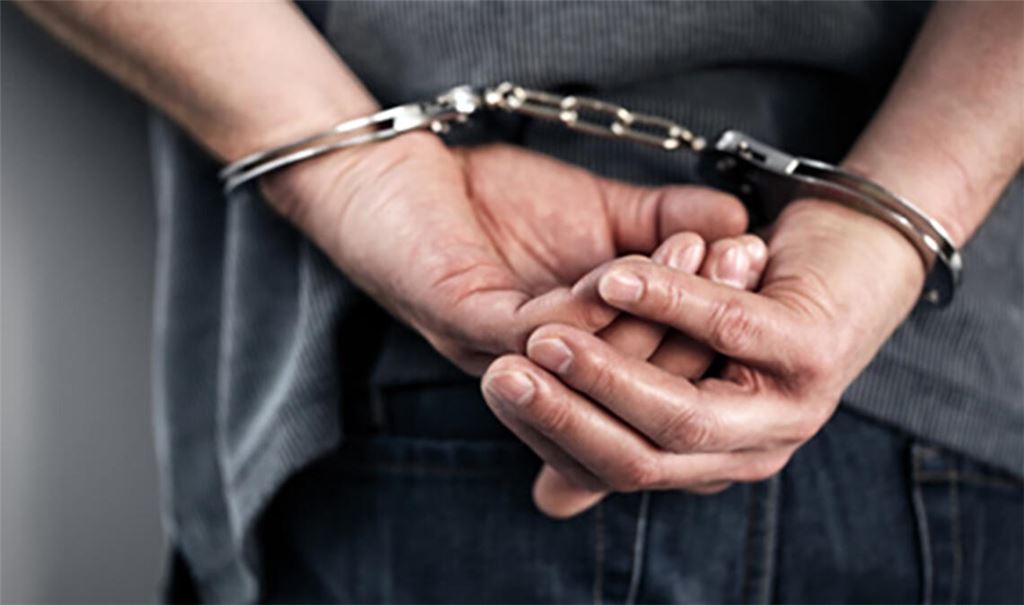 Die Polizei nimmt einen Mann fest, der für eine Serie von Sachbeschädigungen an Autos verantwortlich sein soll. Archivfoto: Brian Jackson/stock.adobe.com