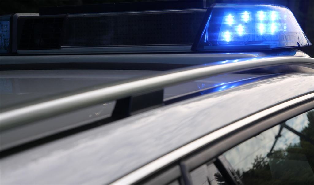 Die Polizei nimmt einen Tatverdächtigen fest. Symbolfoto: Archiv