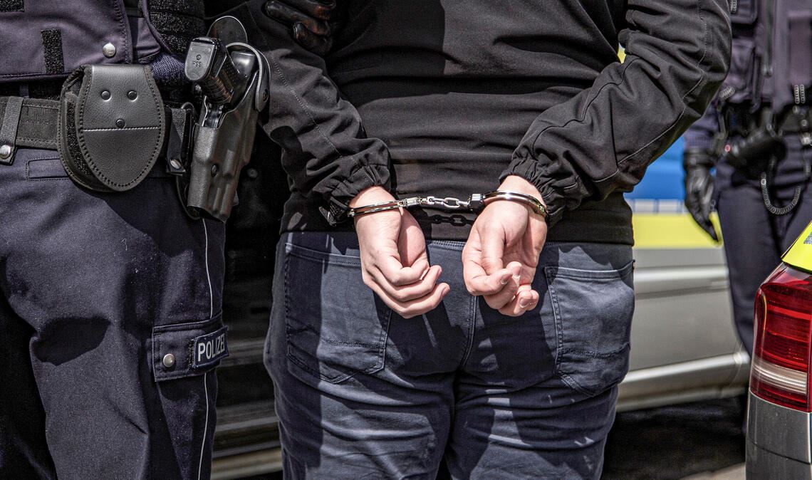 Die Polizei nimmt in Hohenklingen einen Terrorverdächtigen fest. Symbolfoto: Archiv/PropCop Effects - stock.adobe.com