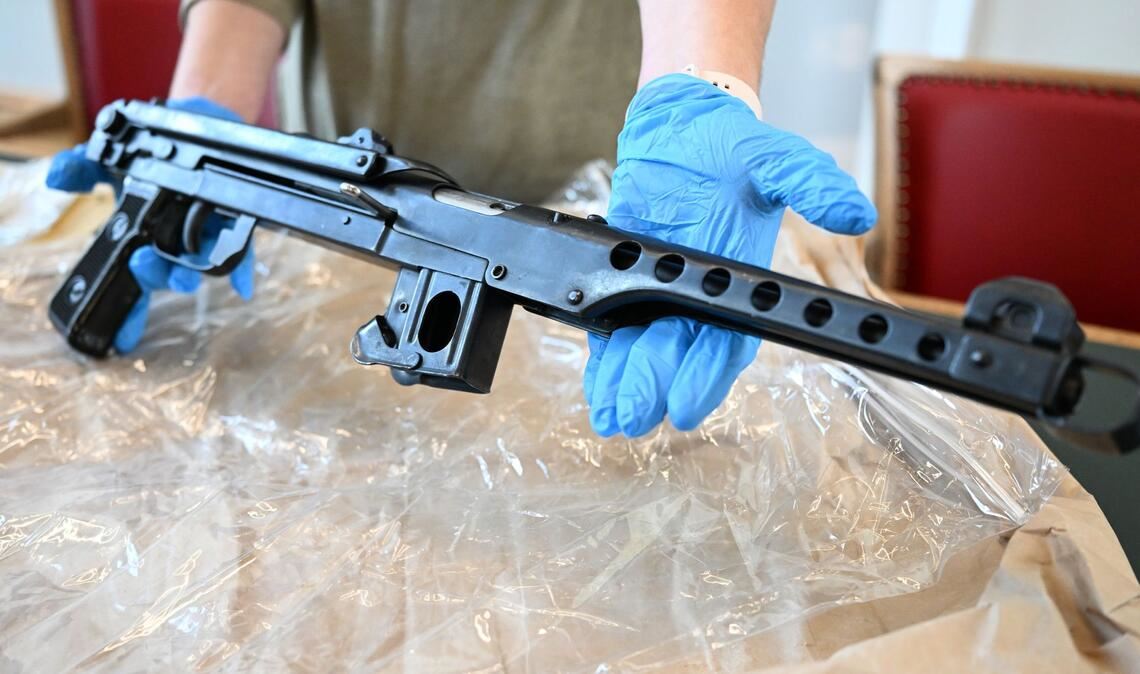 Die Polizei präsentierte sichergestellte Waffen.