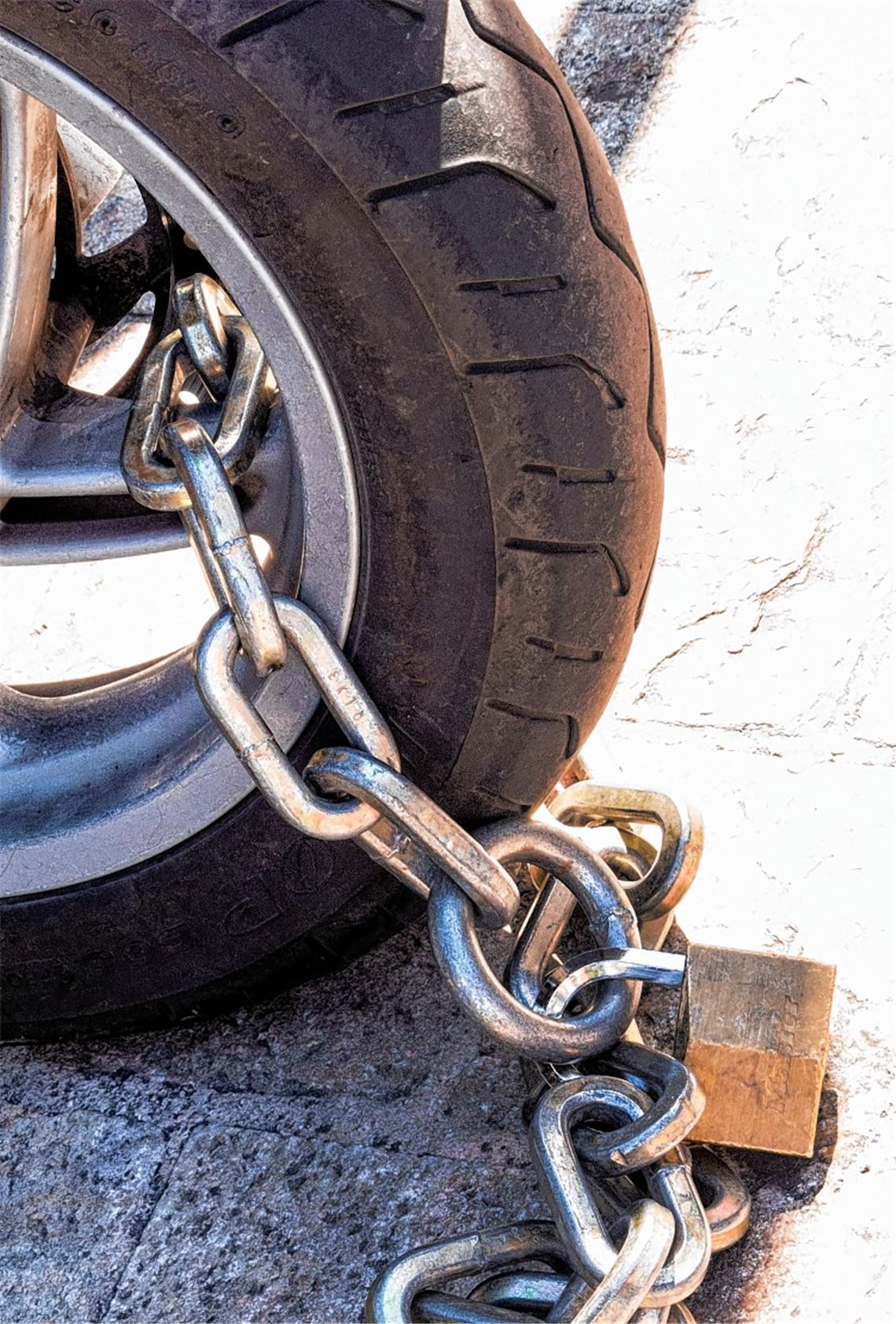 Die Polizei rät den Besitzern, ihre motorisierten Zweiräder stets gut zu sichern, wenn diese im Freien abgestellt werden. 