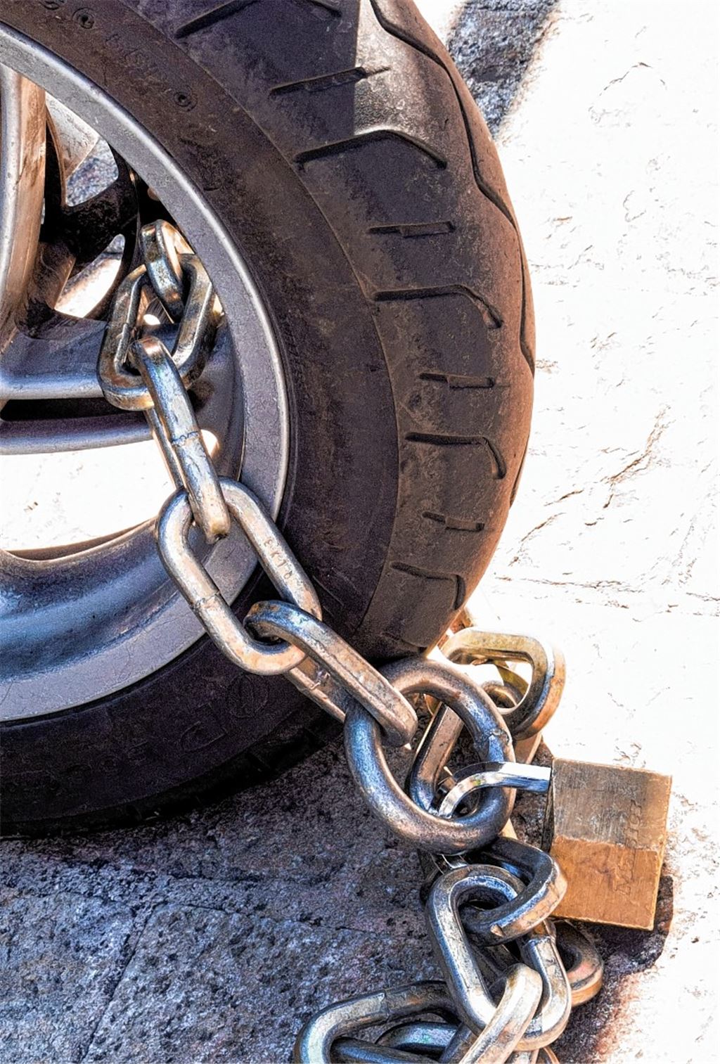 Die Polizei rät den Besitzern, ihre motorisierten Zweiräder stets gut zu sichern, wenn diese im Freien abgestellt werden. 