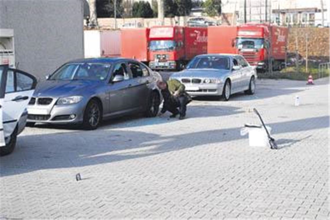 Die Polizei sichert Spuren am Tatort auf dem Parkplatz in der Pforzheimer Nordstadt.
Foto: Myro 