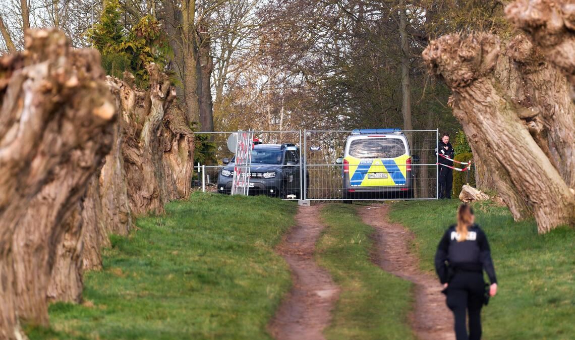 Die Polizei sperrte den Zugang zum Ufer der Insel Poel ab.