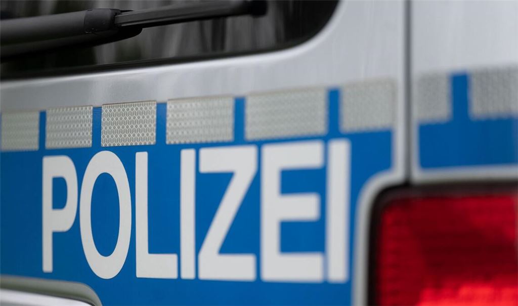 Die Polizei sperrte die Bundesstraße. (Symbolbild)