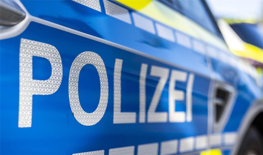 Die Polizei sperrte die Bundesstraße für mehrere Stunden. (Symbolbild)