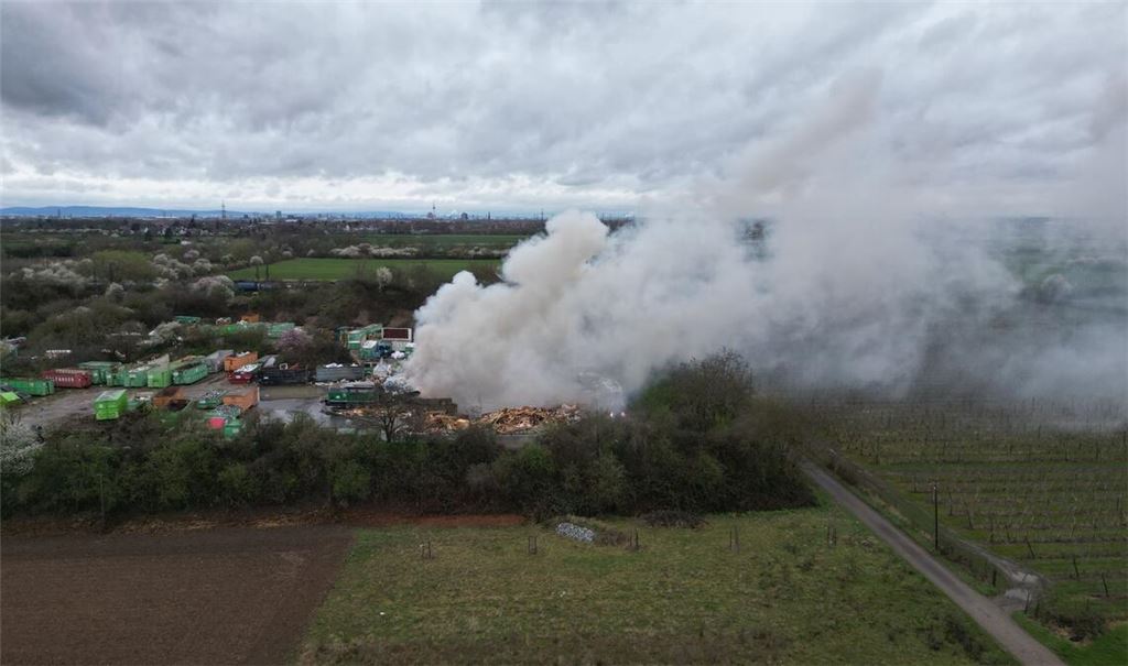 Die Polizei spricht von „enormem Qualm“.
