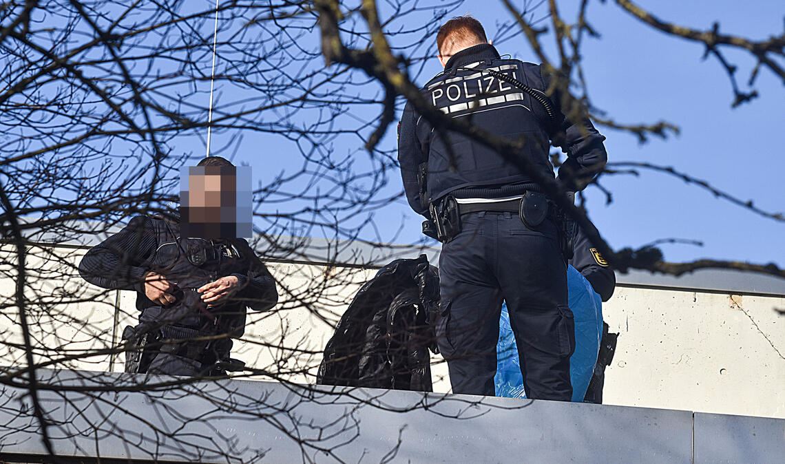 Die Polizei stellt nach dem Angriff unter anderem auf einem Dach der Fritz-Erler-Schule Objekte sicher. Foto: Myroshnichenko