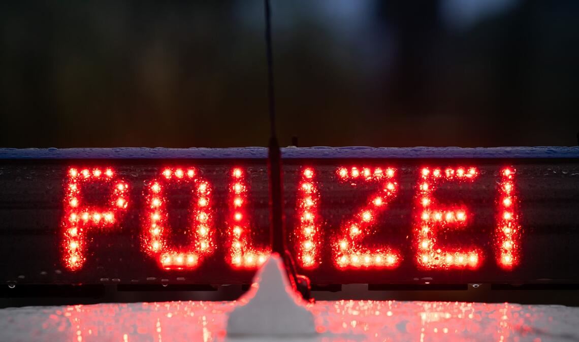 Die Polizei stoppte das überladene Auto. (Symbolbild)