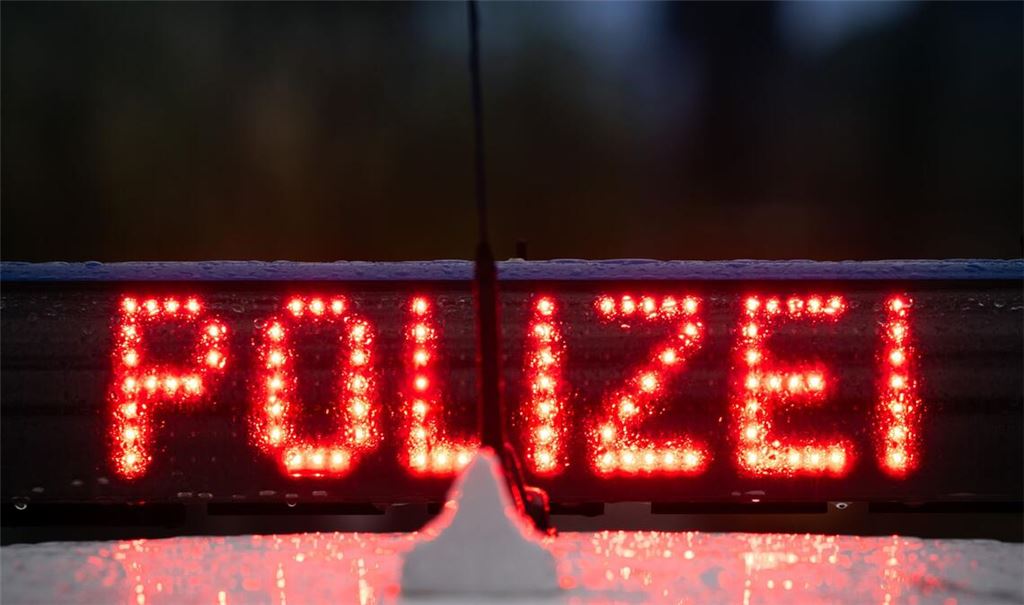 Die Polizei stoppte das überladene Auto. (Symbolbild)