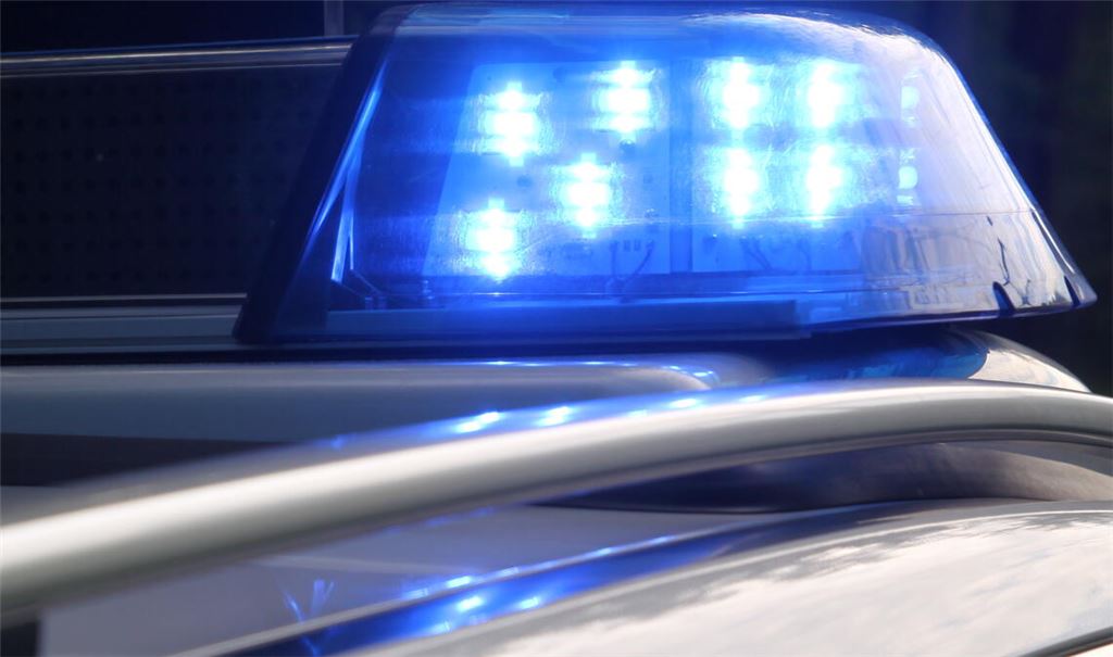 Die Polizei sucht einen Autofahrer, der mit seinem Wagen einen Fußgänger verletzt haben soll. Symbolfoto: Archiv/Disselhoff