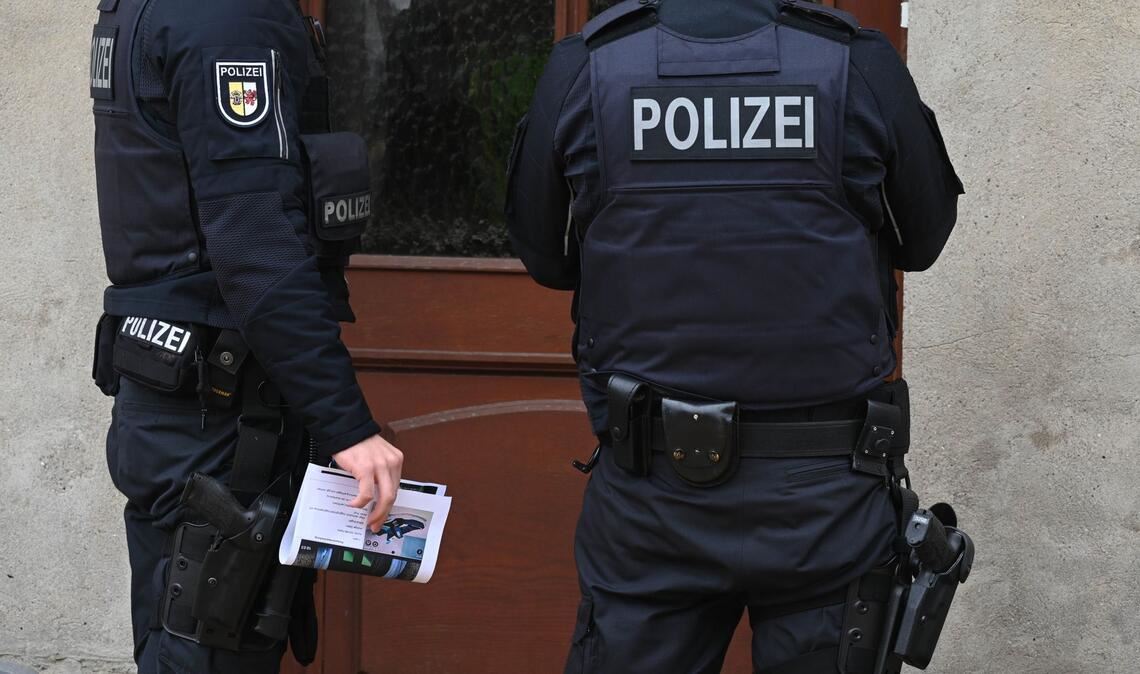 Bilder des Tages Die Polizei sucht weiter nach dem achtjährigen Fabian und befragt die Nachbarn und Anwohner.