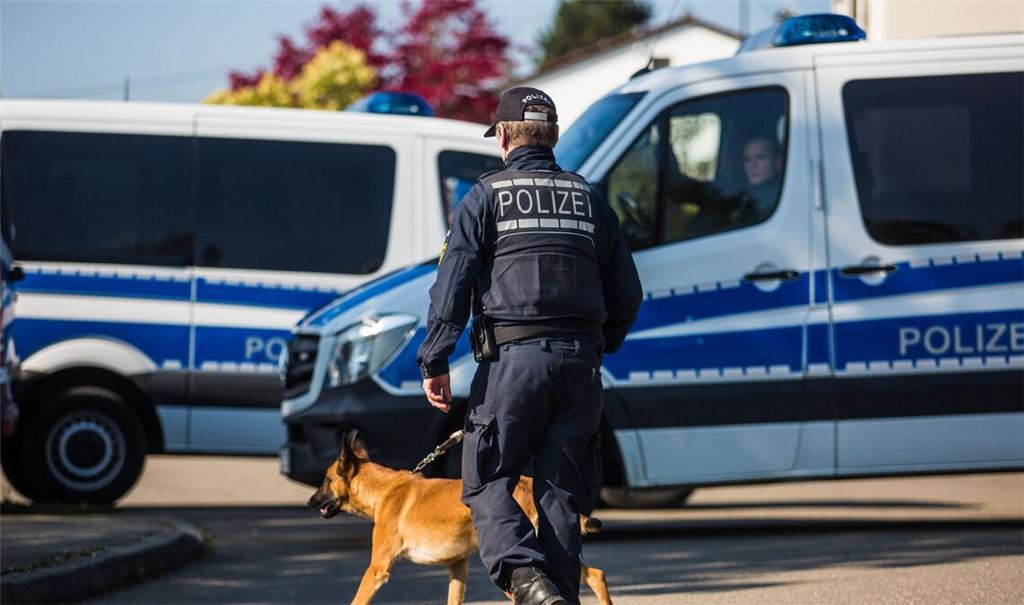 Die Polizei suchte auch mit Hunden nach dem Kind. (Symbolbild)