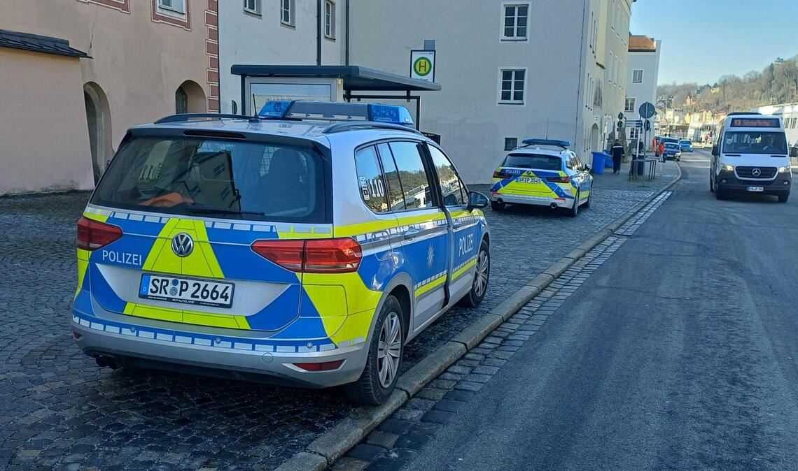 Die Polizei suchte in Passau mit mehreren Streifen und einem Hubschrauber nach dem Mann.