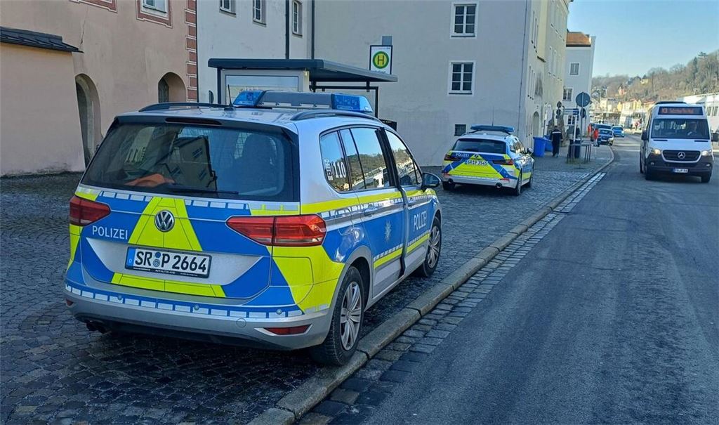 Die Polizei suchte in Passau mit mehreren Streifen und einem Hubschrauber nach dem Mann.