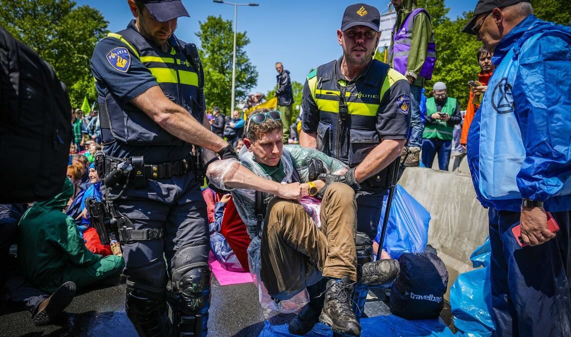 Die Polizei trägt Aktivisten von Extinction Rebellion weg, die die  A12 in Den Haag blockieren.