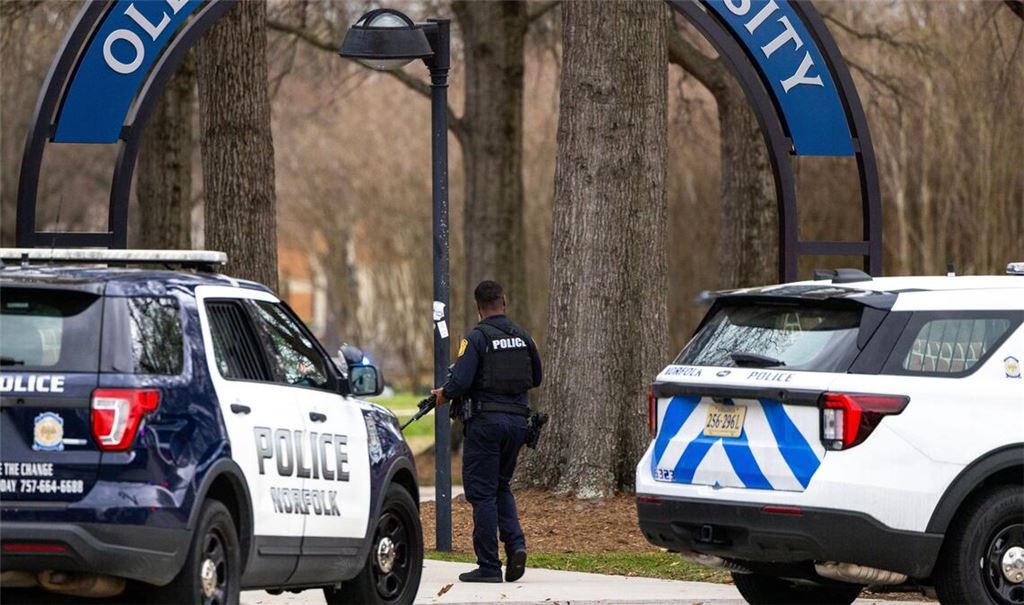 Die Polizei trifft vor dem Campus der Old Dominion University ein, nachdem ein bewaffneter Mann das Feuer eröffnet hat. Die Bundespolizei FBI ermittelt inzwischen zu einem möglichen Terrorakt.