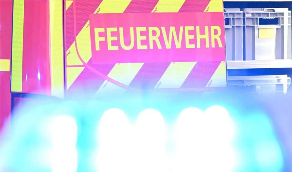 Die Polizei und Feuerwehr sind vor Ort (Symbolbild).