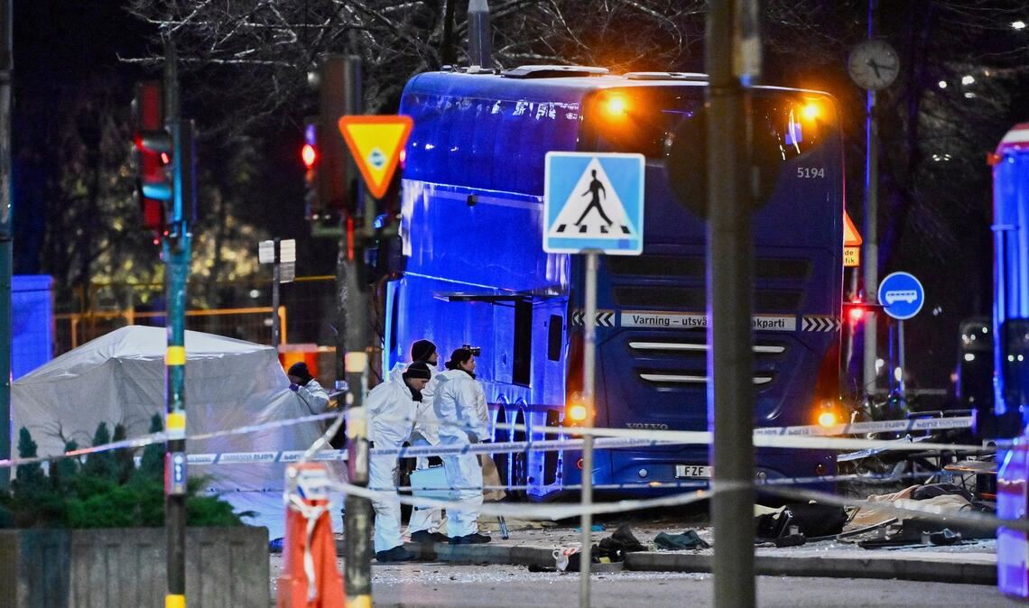 Die Polizei untersucht den verunglückten Bus in Stockholm.