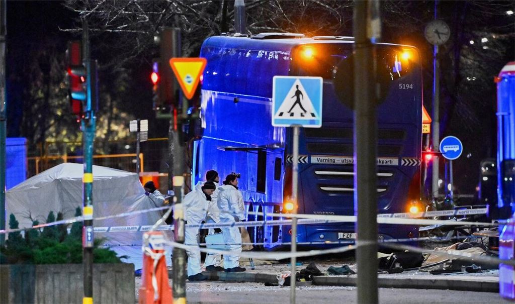 Die Polizei untersucht den verunglückten Bus in Stockholm.