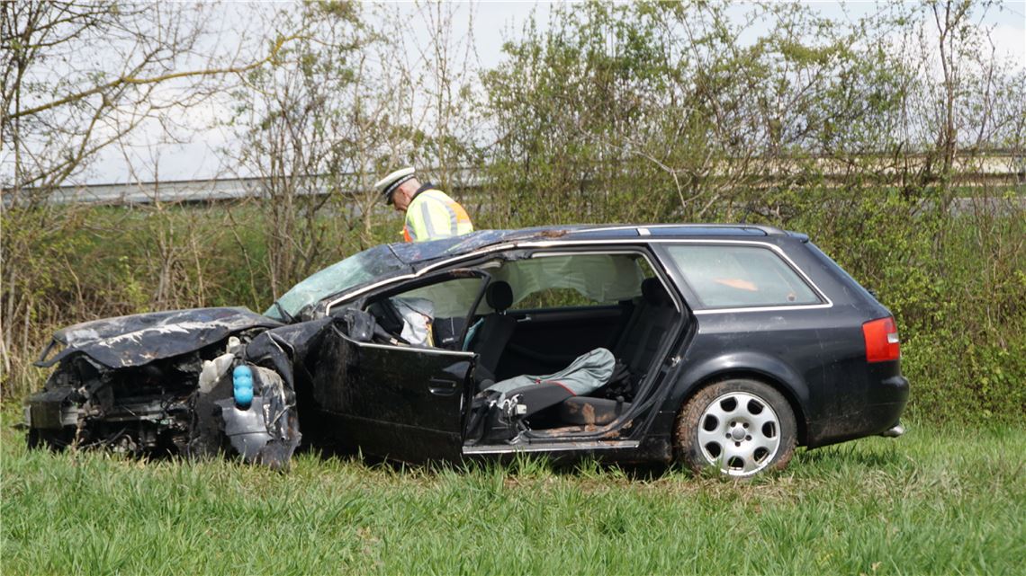 Tiefenbronn:Audi kracht gegen Baum und ueberschlaegt sich Fahrer schwer verletzt