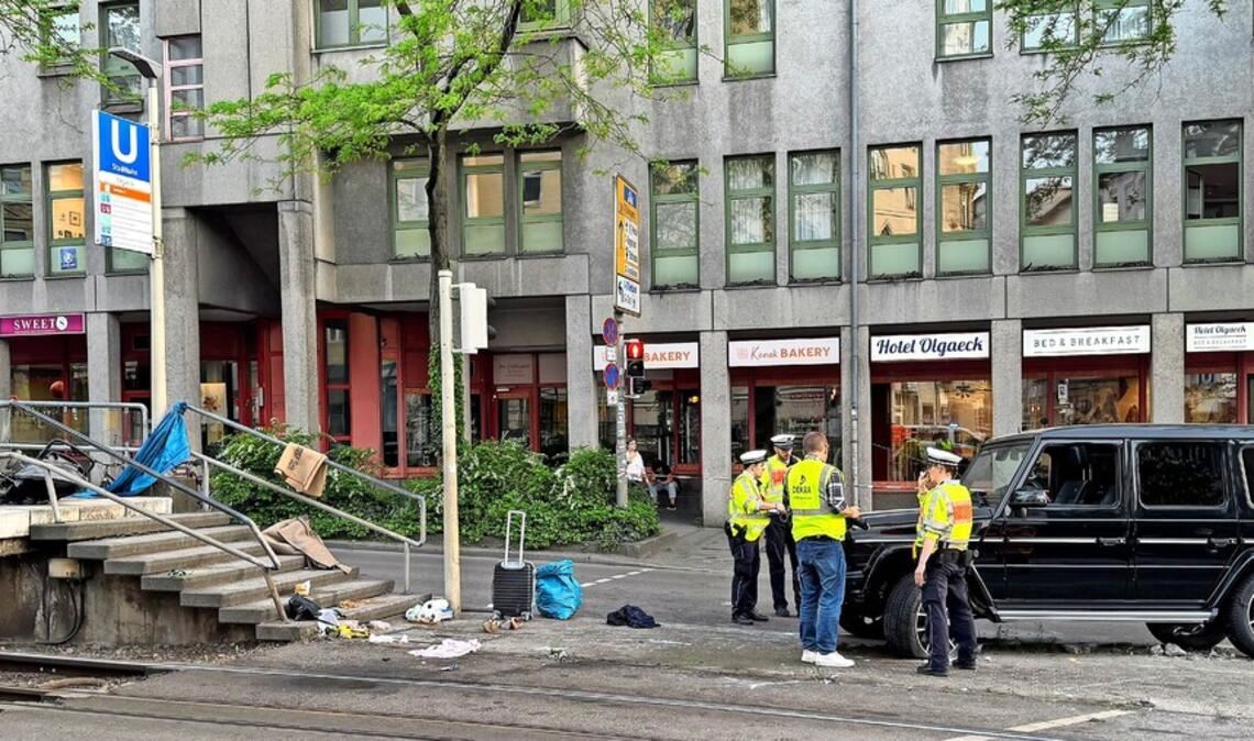 Die Polizei untersuchte den Unfallort an der Kreuzung Charlotten- und Olgastraße am Abend des 2. Mai 2025.