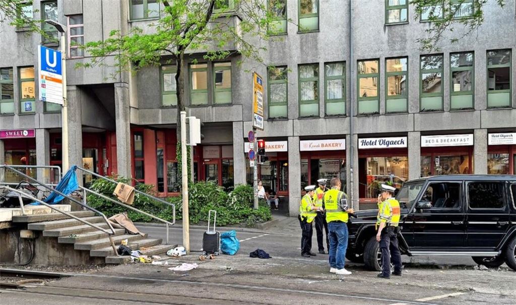 Die Polizei untersuchte den Unfallort an der Kreuzung Charlotten- und Olgastraße am Abend des 2. Mai 2025.