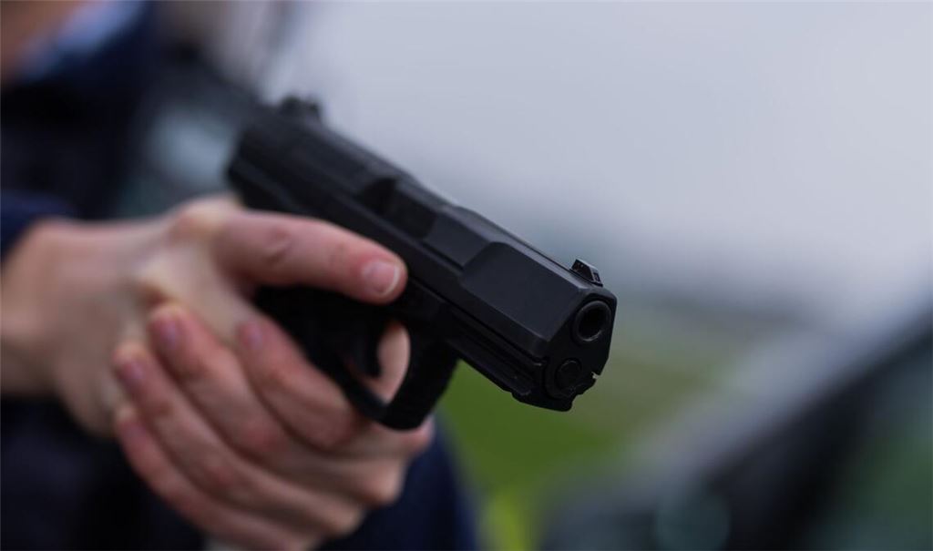 Die Polizei verletzt einen Mann tödlich mit seiner Dienstwaffe. (Symbolbild)